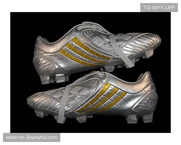 以阿迪白色足球长裤打造清爽运动街头时尚穿搭灵感指南精选特辑 以阿迪白色足球长裤打造清爽运动街头时尚穿搭灵感指南精选特辑